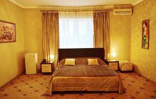 Гостиница БогАрт Краснодар Улучшенный двухместный номер с 1 двуспальной кроватью и диваном-1