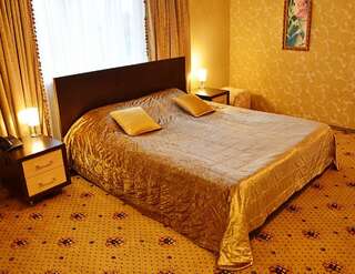 Гостиница БогАрт Краснодар Улучшенный двухместный номер с 1 двуспальной кроватью и диваном-2
