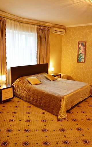 Гостиница БогАрт Краснодар Улучшенный двухместный номер с 1 двуспальной кроватью и диваном-3