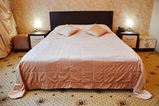 Гостиница БогАрт Краснодар Улучшенный двухместный номер с 1 двуспальной кроватью и диваном-9
