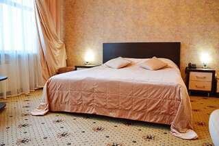 Гостиница БогАрт Краснодар Улучшенный двухместный номер с 1 двуспальной кроватью и диваном-10
