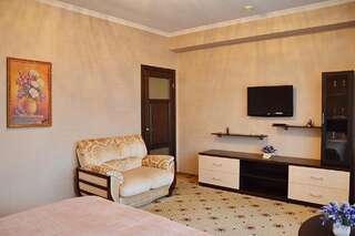 Гостиница БогАрт Краснодар Улучшенный двухместный номер с 1 двуспальной кроватью и диваном-11