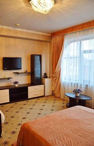 Гостиница БогАрт Краснодар Улучшенный двухместный номер с 1 двуспальной кроватью и диваном-12