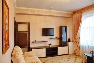 Гостиница БогАрт Краснодар Улучшенный двухместный номер с 1 двуспальной кроватью и диваном-13