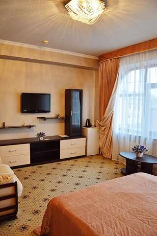 Гостиница БогАрт Краснодар Улучшенный двухместный номер с 1 двуспальной кроватью и диваном-14