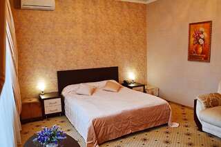 Гостиница БогАрт Краснодар Улучшенный двухместный номер с 1 двуспальной кроватью и диваном-15