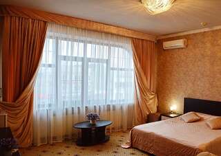 Гостиница БогАрт Краснодар Улучшенный двухместный номер с 1 двуспальной кроватью и диваном-16