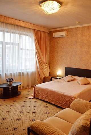 Гостиница БогАрт Краснодар Улучшенный двухместный номер с 1 двуспальной кроватью и диваном-17