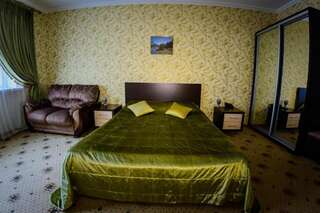 Гостиница БогАрт Краснодар Улучшенный двухместный номер с 1 двуспальной кроватью и диваном-18