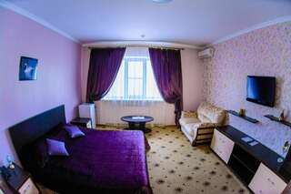 Гостиница БогАрт Краснодар Улучшенный двухместный номер с 1 двуспальной кроватью и диваном-19