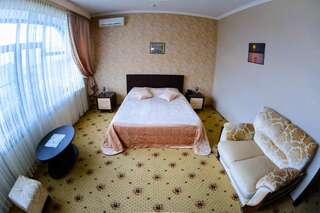 Гостиница БогАрт Краснодар Улучшенный двухместный номер с 1 двуспальной кроватью и диваном-20