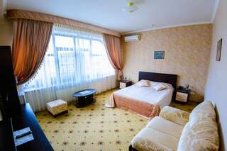 Гостиница БогАрт Краснодар Улучшенный двухместный номер с 1 двуспальной кроватью и диваном-21