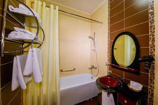 Гостиница БогАрт Краснодар Улучшенный двухместный номер с 1 двуспальной кроватью и диваном-22
