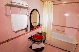Гостиница БогАрт Краснодар Улучшенный двухместный номер с 1 двуспальной кроватью и диваном-23