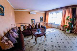 Гостиница БогАрт Краснодар Улучшенный двухместный номер с 1 двуспальной кроватью и диваном-24