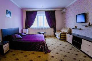 Гостиница БогАрт Краснодар Улучшенный двухместный номер с 1 двуспальной кроватью и диваном-25