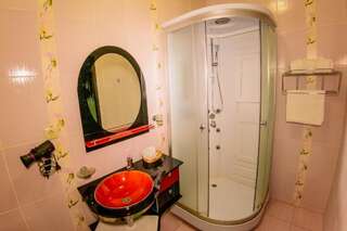 Гостиница БогАрт Краснодар Улучшенный двухместный номер с 1 двуспальной кроватью и диваном-26