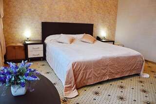 Гостиница БогАрт Краснодар Улучшенный двухместный номер с 1 двуспальной кроватью и диваном-32