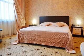 Гостиница БогАрт Краснодар Улучшенный двухместный номер с 1 двуспальной кроватью и диваном-34