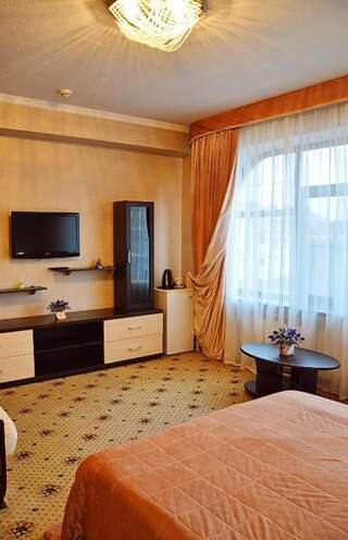 Гостиница БогАрт Краснодар Улучшенный двухместный номер с 1 двуспальной кроватью и диваном-36