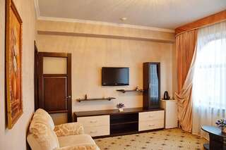 Гостиница БогАрт Краснодар Улучшенный двухместный номер с 1 двуспальной кроватью и диваном-37