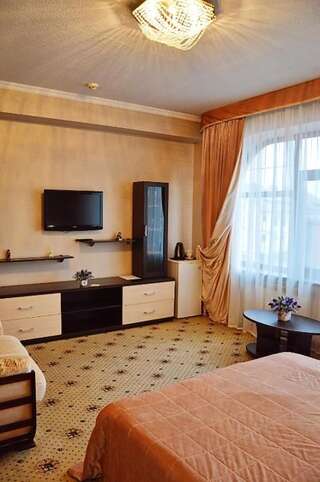 Гостиница БогАрт Краснодар Улучшенный двухместный номер с 1 двуспальной кроватью и диваном-38