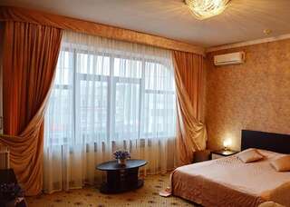 Гостиница БогАрт Краснодар Улучшенный двухместный номер с 1 двуспальной кроватью и диваном-40