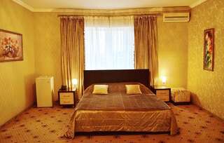 Гостиница БогАрт Краснодар Улучшенный двухместный номер с 1 двуспальной кроватью и диваном-42
