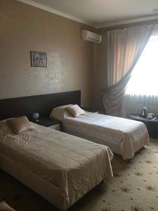 Гостиница БогАрт Краснодар Двухместный номер с 2 отдельными кроватями-1
